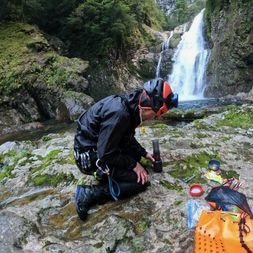 渓谷での懸垂下降の練習の様子